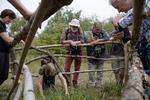 Biolog Poul Evald Hansen (med kortet i hånden) fremviser den sjældne riddergøgeurte i den grønne kasse til de folk, der er mødt frem til bioblitz på Amager Fælled. Til bioblitz skal fagfolk og uerfarne naturentusiaster i fællesskab registrere så mange flora- og fauna-arter som muligt. Riddergøgeurten er den eneste orkidé af sin slags i Danmark. Peter Hove Olesen/POLFOTO