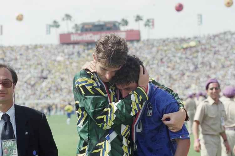 Brasiliens målmand trøstede Roberto Baggio, da italieneren havde afgjort VM-finalen i 1994 ved at brænde et straffespark. Det er da lige til at blive sentimental af. Luca Bruno/AP