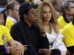 Jay-Z and Beyonce ser her en basketball-kamp sammen. De har også haft travlt med at producere et album.  Marcio Jose Sanchez/AP