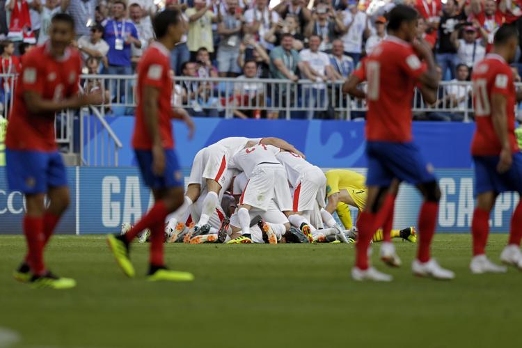 Serbien ligner nu et hold, der kan gå videre fra puljen efter sejr over Costa Rica.(AP Photo/Natacha Pisarenko)
   Natacha Pisarenko/AP