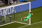 Keylor Navas var banens bedste i kampen mellem Costa Rica og Serbien, men stoppe Kolarovs frisparksmål kunne hans trods alt ikke.
   David Gray/Ritzau Scanpix