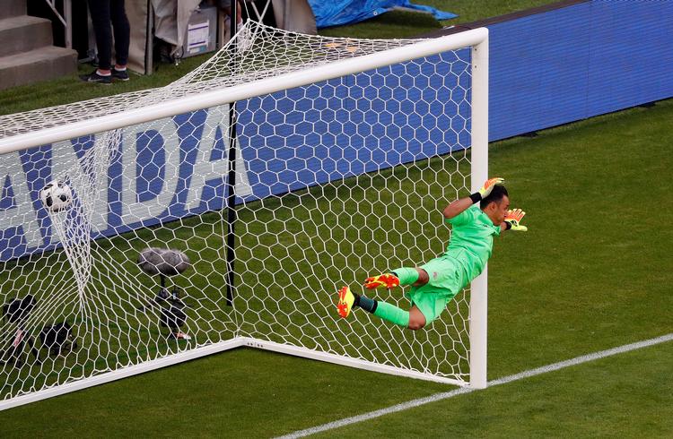 Keylor Navas var banens bedste i kampen mellem Costa Rica og Serbien, men stoppe Kolarovs frisparksmål kunne hans trods alt ikke.
   David Gray/Ritzau Scanpix