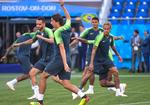 Brasiliens trup er propfyldt med stjerner, anført af Neymar (th.). Khaled Desouki/Ritzau Scanpix
