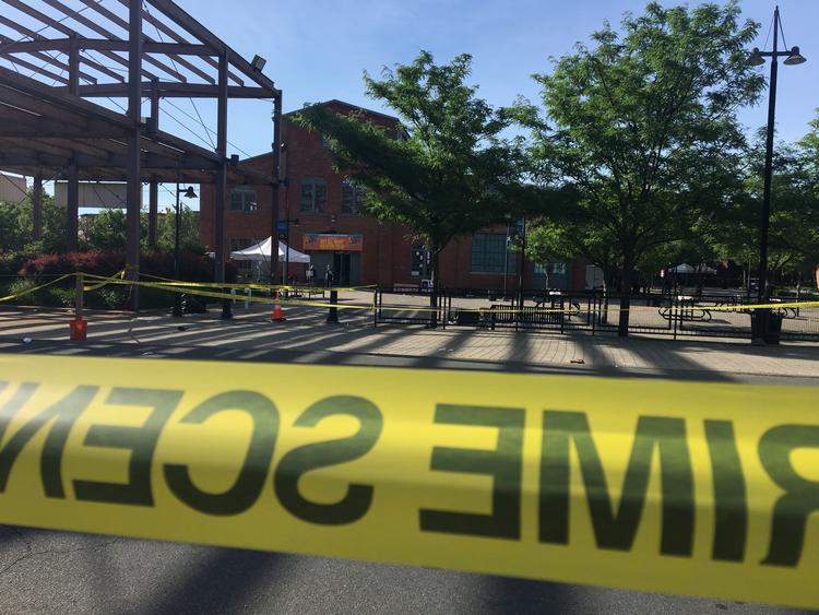 Der var mange sårede under en kunstfestival i byen Trenton, New Jersey, tidlig søndag morgen. Den ene af de to gerningsmænd skulle ifølge lokalt medie være dræbt, mens det andet er i politiets varetægt.  Paige Gross/AP