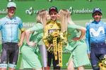 Richie Porte får kyssene, men både Jakob Fuglsang (tv) og Nairo Quintana ser nu ud til at være ganske godt tilfredse med udbyttet af Schweiz Rundt.
   Gian Ehrenzeller/Ritzau Scanpix