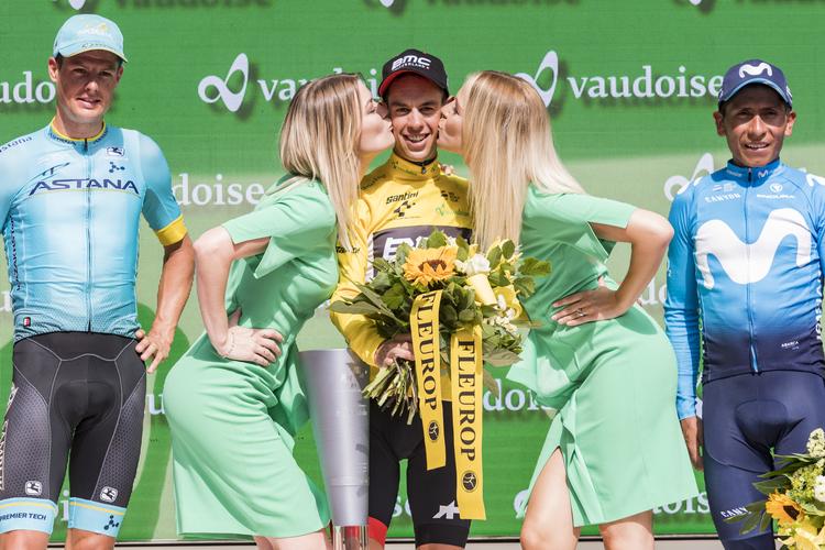 Richie Porte får kyssene, men både Jakob Fuglsang (tv) og Nairo Quintana ser nu ud til at være ganske godt tilfredse med udbyttet af Schweiz Rundt.
   Gian Ehrenzeller/Ritzau Scanpix