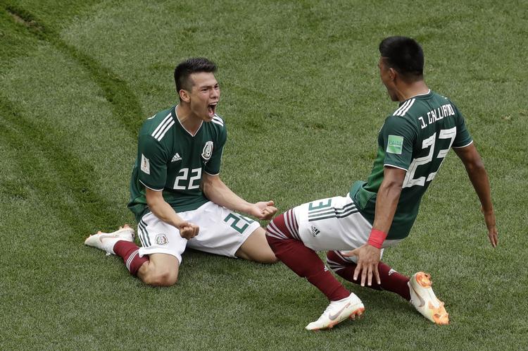 Efter et træk ind i banen scorede Hirving Lozano (tv.) det mexicanske sejrsmål. Michael Probst/AP