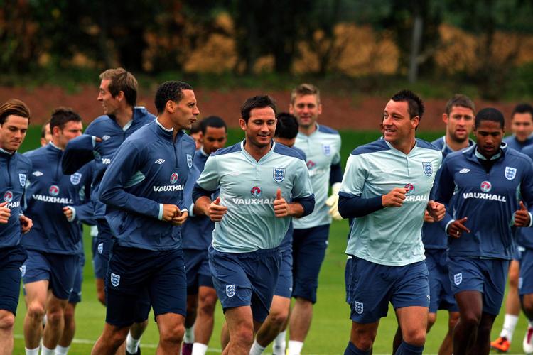 Ferdinand, Lampard og Terry. Tre verdensstjerner i en af de flere engelske VM-trupper, som aldrig formåede at vinde VM. Ifølge Rio Ferdinand på grund af, at den interne rivalisering fra hverdagen i klubberne ikke blev lagt på hylden i landsholdslejren. Steve Parsons/AP
