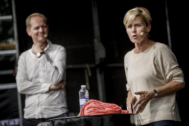 Her debatterer chefredaktør med Kulturminister Mette Borch (LA) om fake news og DRs besparelser på Folkemødet i Allinge. 
   Mads Nissen/POLFOTO