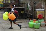 En indisk skolepige går i byen Bangalore med tomme krukker på World Water Day i marts i år. Bangalore er en af de byer, der er tæt på at løbe tør vand. Foto: AP/Aijaz Rahi
   Aijaz Rahi/AP