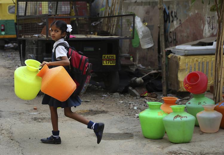 En indisk skolepige går i byen Bangalore med tomme krukker på World Water Day i marts i år. Bangalore er en af de byer, der er tæt på at løbe tør vand. Foto: AP/Aijaz Rahi
   Aijaz Rahi/AP