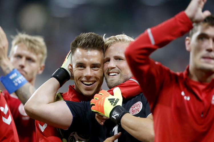 Jonas Knusen ses her i en slags bjørnekram med Kasper Schmeichel. Venstrebacken er blevet far i tirsdags, og landsholdsspillerne samlede sammen og betalte for et privatfly, så Knudsen kunne komme hjem til Danmark på et kort besøg.  
    Saransk.
Danmark - Peru.
Kasper Schmeichel
Jonas Knudsen





Danmark spiller VM
   Finn Frandsen/POLFOTO