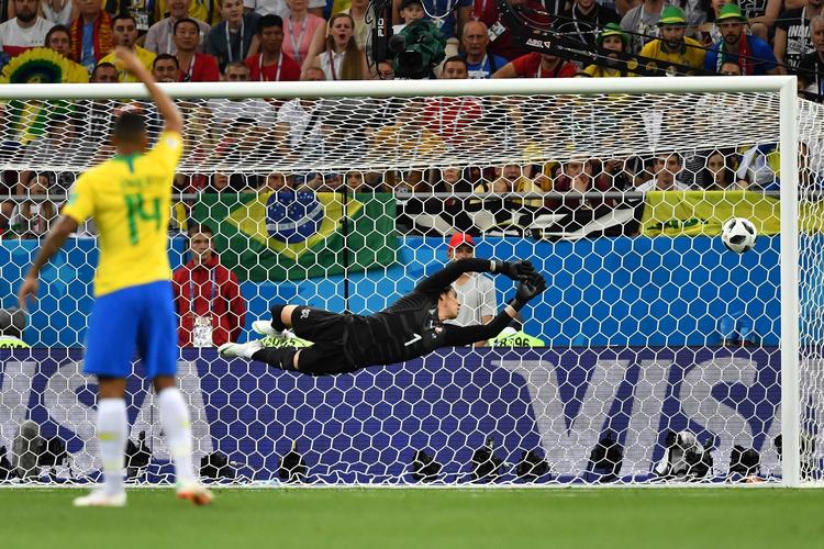 Yann Sommer havde igen mulighed for at stoppe Coutinhos flotte spark, der førte til en brasiliansk scoring. Joe Klamar/Ritzau Scanpix
