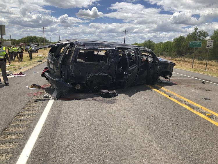 Der var angiveligt 14 personer i bilen, da den forulykkede og rullede flere gange rundt.  David Caltabiano/AP