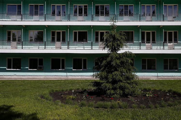 I denne mintgrønne bygning midt i ingenting var det danske pressekorps indkvarteret før Danmarks kamp mod Peru - hotellet ligger halvanden time uden for Saransk, der mangler hoteller i stor stil.   Finn Frandsen/POLFOTO