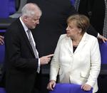 Horst Seehofer, Tysklands indenrigsminister, og hans chef, forbundskansler Angela Merkel, fotograferet ved en tidligere lejlighed.  Markus Schreiber/AP