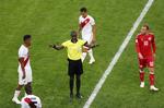  Bakary Gassama var en af de førset dommere ved VM til at bruge VAR. Det gik ud over det danske hold.  Ricardo Moraes/Ritzau Scanpix