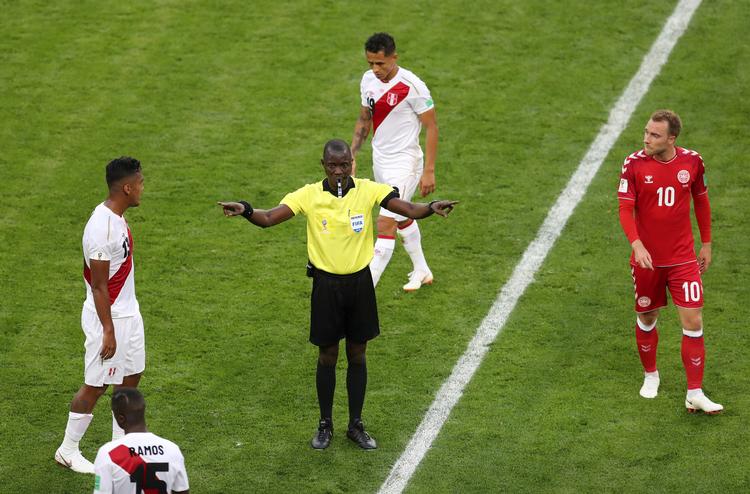  Bakary Gassama var en af de førset dommere ved VM til at bruge VAR. Det gik ud over det danske hold.  Ricardo Moraes/Ritzau Scanpix