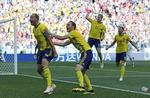 Andreas Granqvist jubler over sin straffesparksscoring, der gav Sverige sejren mod Sydkorea. Pavel Golovkin/AP