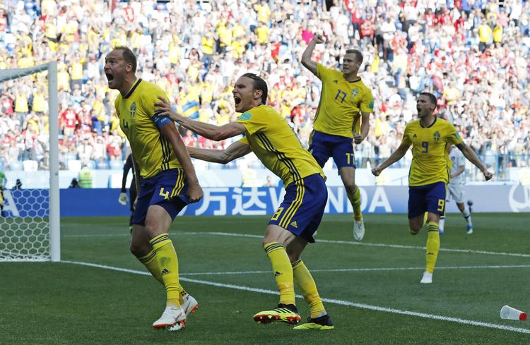 Andreas Granqvist jubler over sin straffesparksscoring, der gav Sverige sejren mod Sydkorea. Pavel Golovkin/AP