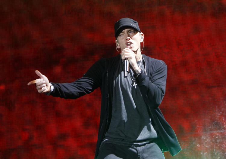 Marshall Mathers aka. Eminem er lidt for realistisk i hans skudimitationer ifølge flere skræmte fans. Jason Decrow/AP