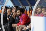 Mohamed Salah sad på bænken for Egypten mod Uruguay. Han ventes at komme på banen mod Rusland.
   Mark Baker/AP