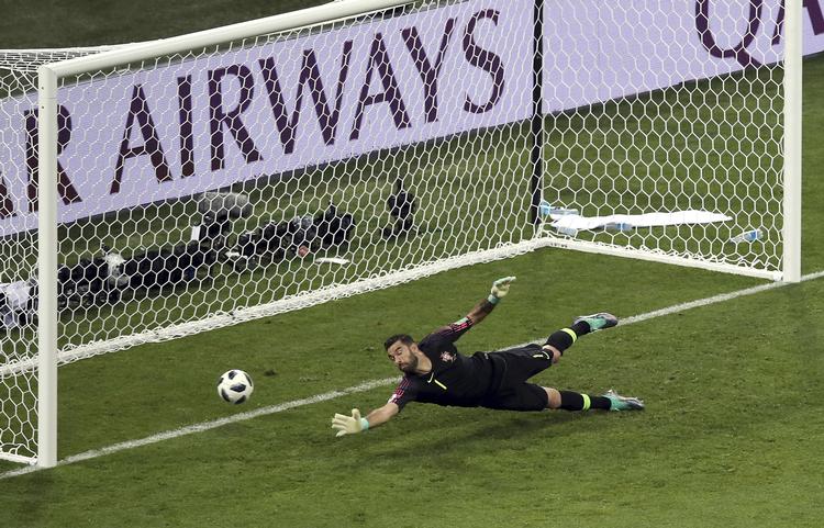Spanieren Nachos forrygende flugter var en af de tre gange Rui Patricio blev passeret i Portugals første kamp i Rusland. Thanassis Stavrakis/AP