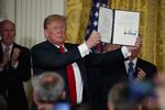 »Dette er en stor og vigtig erklæring. Vi skal have luftforsvaret, og så skal vi have en rumstyrke, fastslår Trump. Evan Vucci/AP