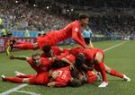 To gange havnede Harry Kane nederst i bunken efter at have scoret for England. Sergei Grits/AP