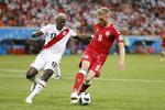 Nicolai Jørgensen er et godt eksempel på den moderne angriber. Han løb og løb og løb mod Louis Advincula og de øvrige Peru-spillere og nåede 19 gange i kampen op over 30 km/t.





Danmark spiller VM
   Finn Frandsen/POLFOTO