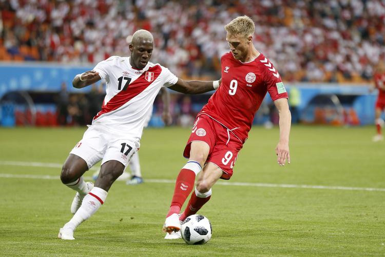 Nicolai Jørgensen er et godt eksempel på den moderne angriber. Han løb og løb og løb mod Louis Advincula og de øvrige Peru-spillere og nåede 19 gange i kampen op over 30 km/t.





Danmark spiller VM
   Finn Frandsen/POLFOTO