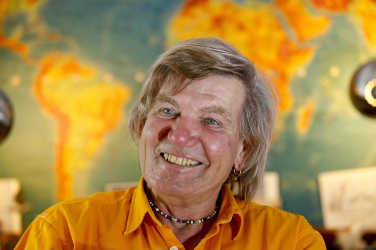 »Det er dejligt at få lov til at genopleve de mange gode minder, som er knyttet til mine ting, mens vi udvælger genstande til udstillingen«, siger Troels Kløvedal. 
   Richard Sylvestersen/Ritzau Scanpix