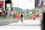 En jublende Søren Kragh Andersen krydser stregen som vinder af 6. etape i Schweiz Rundt. Foto: Tour de Suisse. 