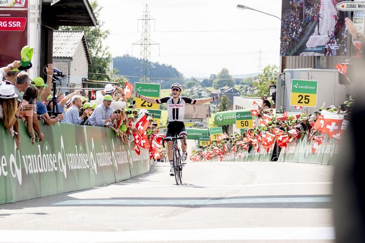 En jublende Søren Kragh Andersen krydser stregen som vinder af 6. etape i Schweiz Rundt. Foto: Tour de Suisse. 