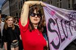 »Slutwalk er en fejring af vores ret til selv at bestemme over vores kroppe, vores udtryk, hvem vi knalder med og hvordan - uden at skulle frygte at blive stemplet eller straffet for vores valg«, lyder det fra Julie Zerlang, der står bag gruppen  SlutWalk Copenhagen. Lars Daniel Terkelsen 