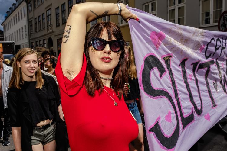 »Slutwalk er en fejring af vores ret til selv at bestemme over vores kroppe, vores udtryk, hvem vi knalder med og hvordan - uden at skulle frygte at blive stemplet eller straffet for vores valg«, lyder det fra Julie Zerlang, der står bag gruppen  SlutWalk Copenhagen. Lars Daniel Terkelsen 