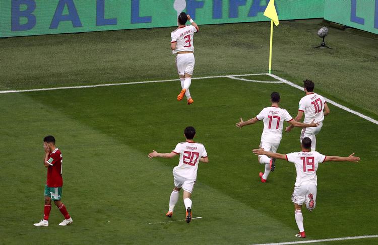 Glade iranere fejrer sejren over Marokko. Nu venter Spaniens stjerner.  Darko Vojinovic/AP