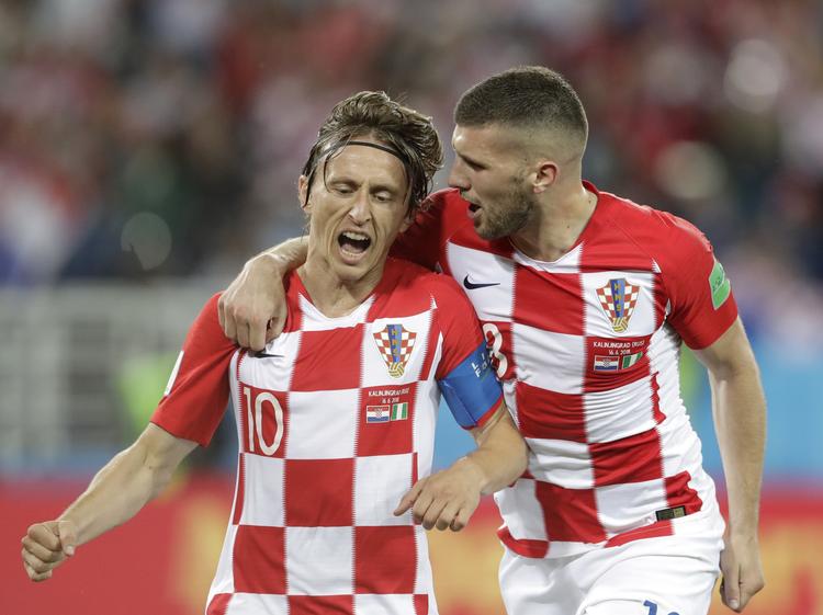 Med en sejr over Argentina kan Luka Modric (tv.) og resten af Kroatien spille sig videre ved VM. Petr David Josek/AP