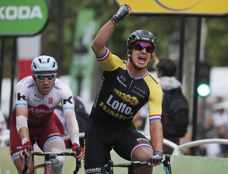 Sådan så det ud, da hollænderen Dylan Groenewegen sidste år triumferede på finaleetapen i Tour de France. I juli får han en ny chance på de franske landeveje.
   Christophe Ena/AP