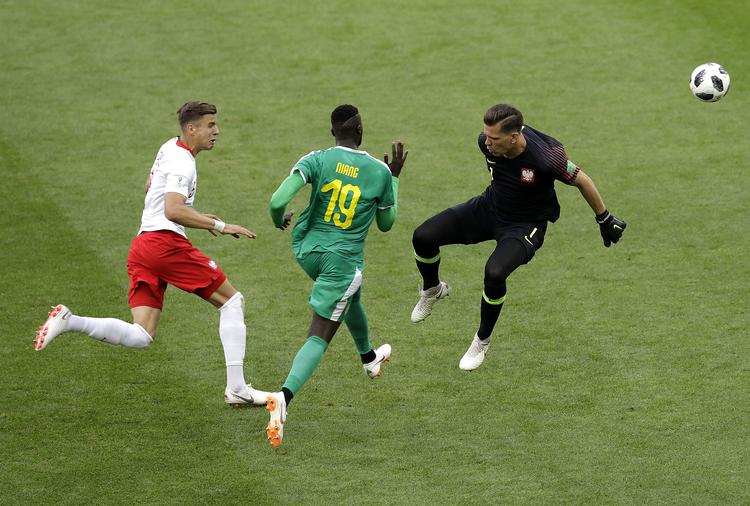 Sekundet efter, at det er for sent. Szczesnyer for langt ude af sit mål, og når ikke bolden før Senegals Niang. Themba Hadebe/AP