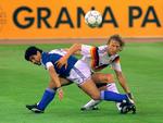 I 1990'erne var farver striber og posede trøjer et hit. Det har forandret sig. Ved VM i Rusland er trøjerne mere strømlinede og enkle end dem, Argentinas Diego Maradona og tyske Guido Buchwald kæmpede i under VM-finalen i 1990. /AP