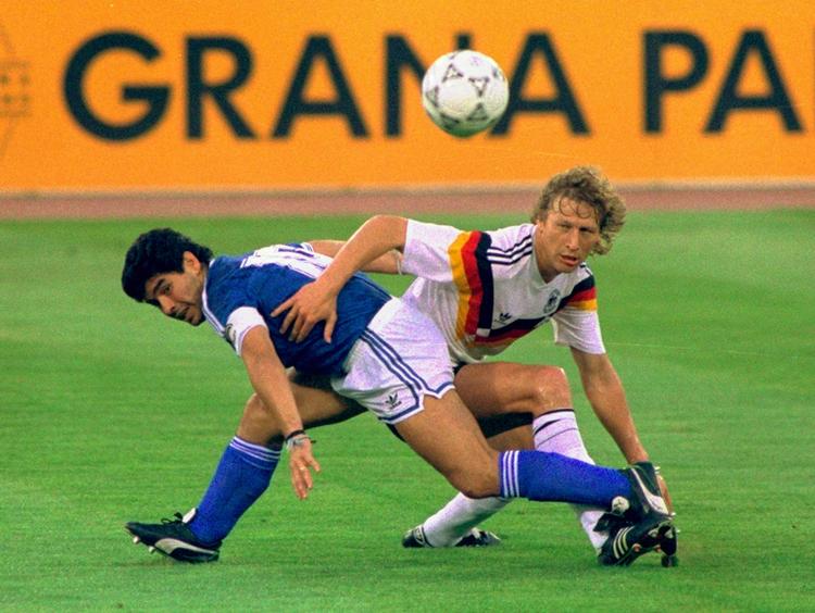I 1990'erne var farver striber og posede trøjer et hit. Det har forandret sig. Ved VM i Rusland er trøjerne mere strømlinede og enkle end dem, Argentinas Diego Maradona og tyske Guido Buchwald kæmpede i under VM-finalen i 1990. /AP