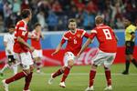 Denis Cheryshev er nu delt VM-topscorer med Cristiano Ronaldo, efter den russiske midtbanespiller lavede sit tredje VM-mål mod Egypten. Efrem Lukatsky/AP
