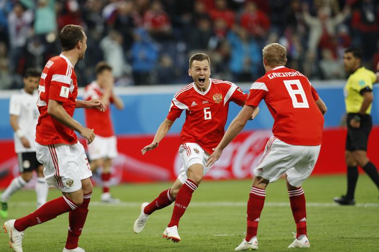 Denis Cheryshev er nu delt VM-topscorer med Cristiano Ronaldo, efter den russiske midtbanespiller lavede sit tredje VM-mål mod Egypten. Efrem Lukatsky/AP