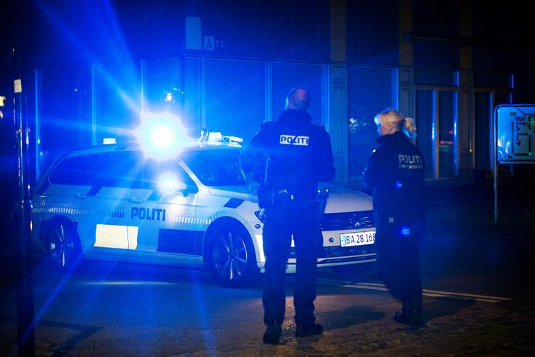 Ifølge BT's medarbejder var omkring ti patruljevogne samlet på stedet, da en mand sent tirsdag aften blev skudt og dræbt på Amager.  Martin Lehmann/POLFOTO