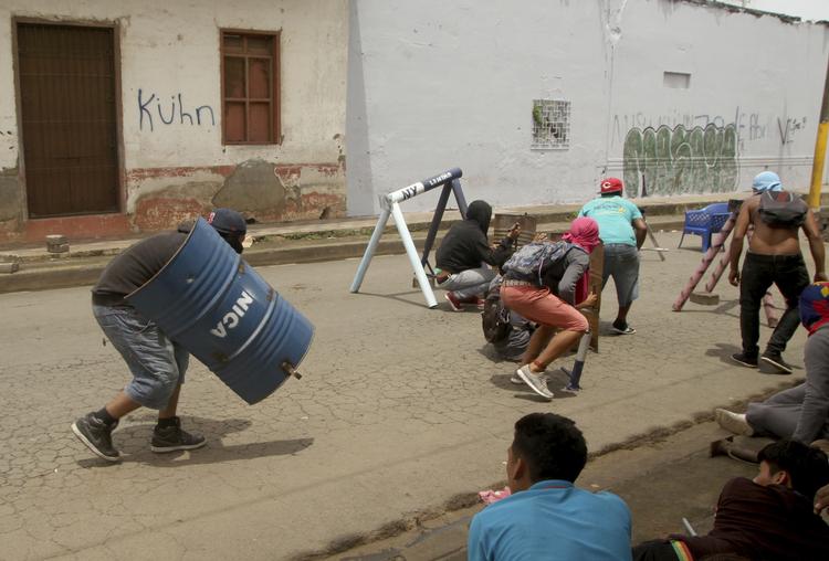 Demonstranter mod Nicaraguags præsident, Daniel Ortega, kæmper mod regeringstropperne. Oscar Duarte/AP