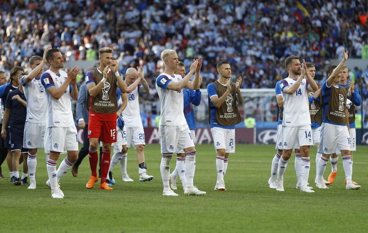 De islandske spillere fejrede det uafgjorte resultat mod Argentina, som var det en sejr.  Victor Caivano/AP