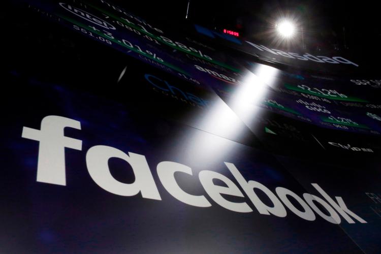 En ny reform af ophavsretten i EU har til formål at gøre Facebook, Youtube og andre nettjenester ansvarlige for det indhold, som ligger på tjenesternes platforme. Det vil i praksis betyde en indskrænkning af borgernes frihed på nettet, lyder kritikken.  Richard Drew/AP