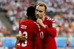 Christian Eriksen - her sammen med Pione Sisto ved premierekampen mod Peru - er sikker på, at danskerne vil spille bedre i deres anden VM-dyst mod Australien. Finn Frandsen/POLFOTO