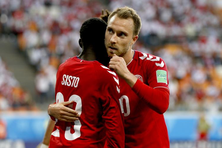 Christian Eriksen - her sammen med Pione Sisto ved premierekampen mod Peru - er sikker på, at danskerne vil spille bedre i deres anden VM-dyst mod Australien. Finn Frandsen/POLFOTO